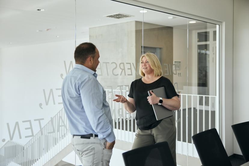 Besprechung Kollegen im Meetingroom