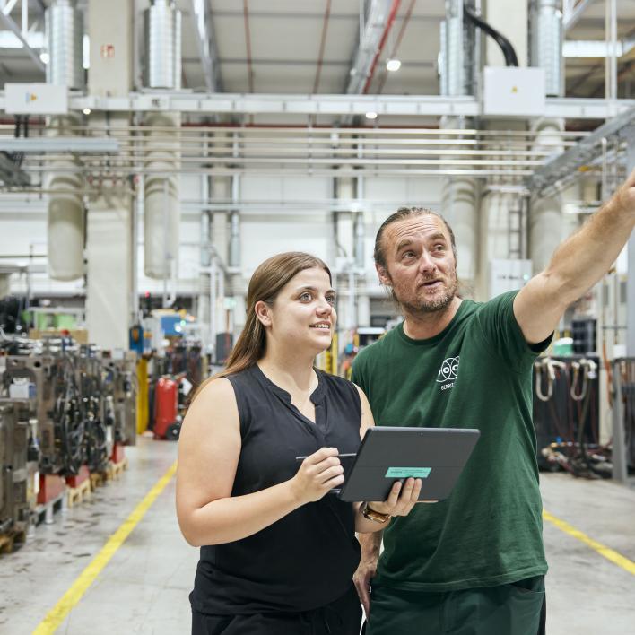 Zwei Mitarbeiter in der Produktionshalle