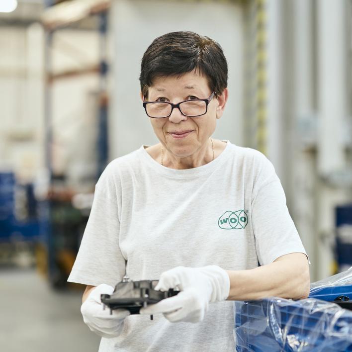 Mitarbeitende in weißem Woco Shirt in Fabrik